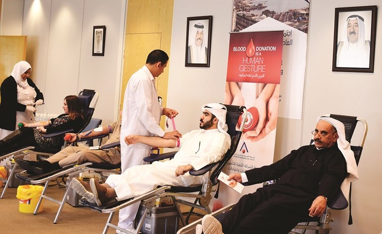 موظفو الأهلية للتأمين يتبرعون بالدم﻿