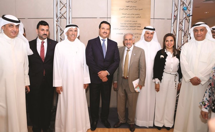 لقطة جماعية تضم من اليمين صلاح الفليج وشيخة البحر وعصام الصقر وهلال الساير ود.جمال الحربي وناصر الساير ﻿