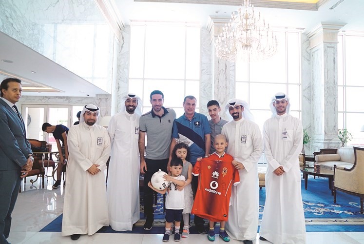 زيارة اللاعب المصري محمد أبوتريكة لطفل مريض بالسرطان﻿