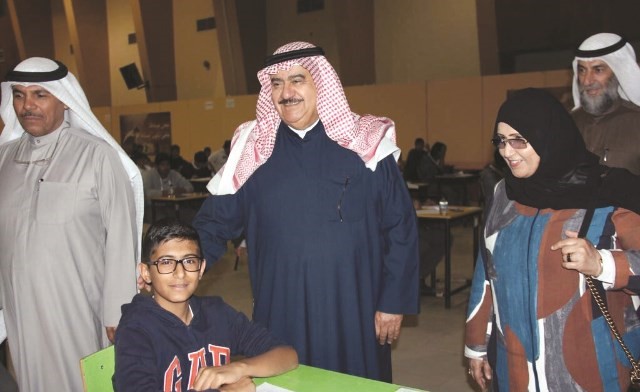 ثابت المهنا وبدرية الخالدي يتفقدان الاختبارات في إحدى مدارس العاصمة﻿
