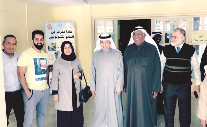 د. حامد العازمي متفقدا إحدى لجان الاختبارات بحضور فاطمة الكندري وعدد من التربويين ﻿