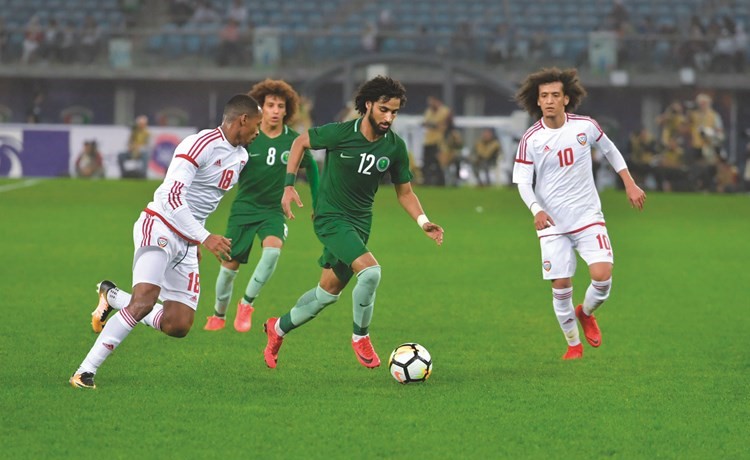 السعودي عبدالرحمن العبيد ينطلق بالكرة	 (قاسم باشا )﻿