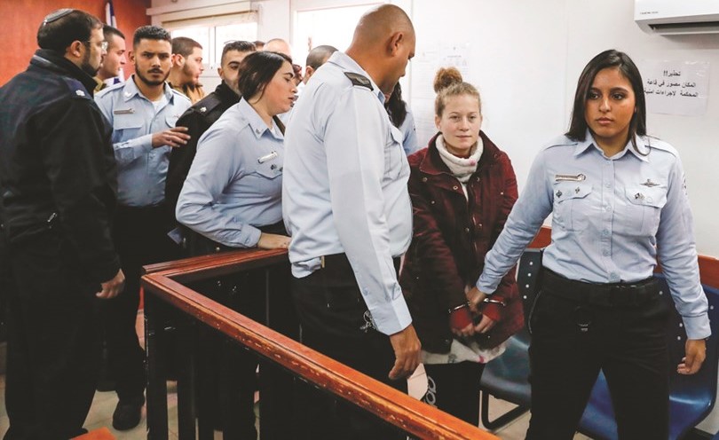 الطفلة الفلسطينية عهد التميمي اثناء حضورها للمحكمة مقيدة اليدين امس	(أ.ف.پ)﻿