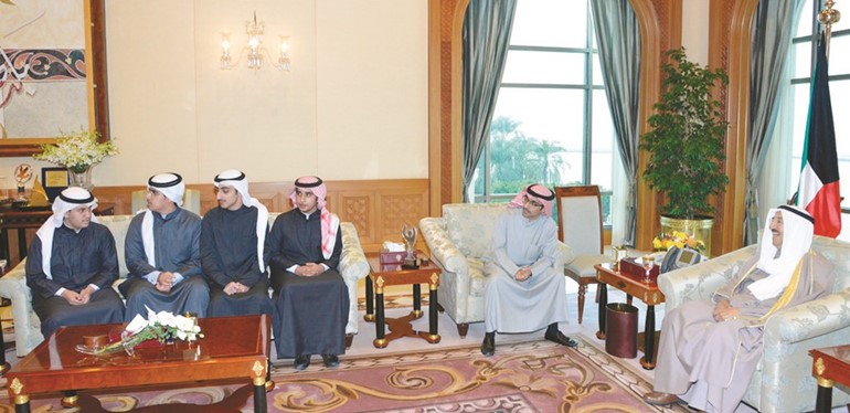 صاحب السمو خلال اللقاء مع الطلبة الفائزين﻿