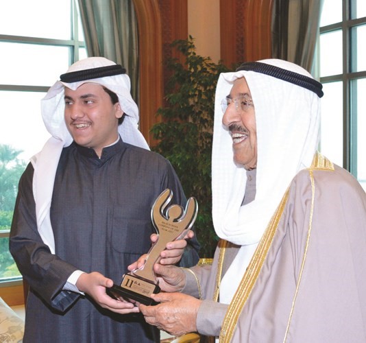 صاحب السمو الأمير يتسلم الجائزة من عمر عبدالعزيز إسحق ﻿