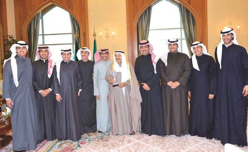 صاحب السمو الامير الشيخ صباح الاحمد مستقبلا الطلبة الفائزين بجائزة افضل شركة طلابية لعام 2017 للمدارس الثانوية﻿