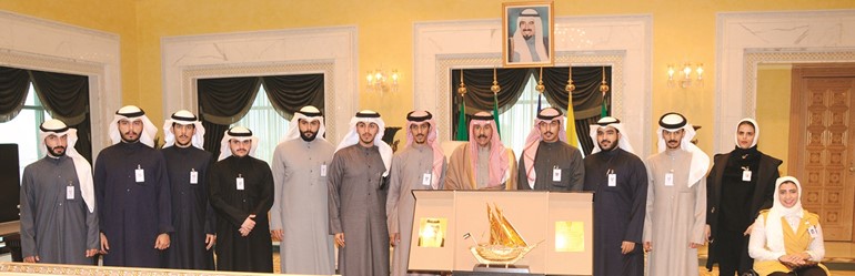 سمو ولي العهد الشيخ نواف الأحمد خلال لقائه اعضاء اتحاد طلبة التطبيقي ﻿