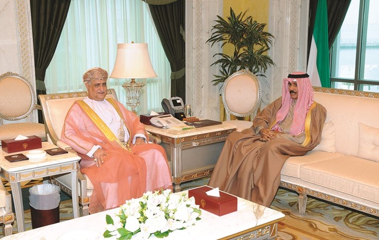 سمو ولي العهد الشيخ نواف الأحمد مستقبلا السفير العماني عدنان بن احمد الأنصاري ﻿