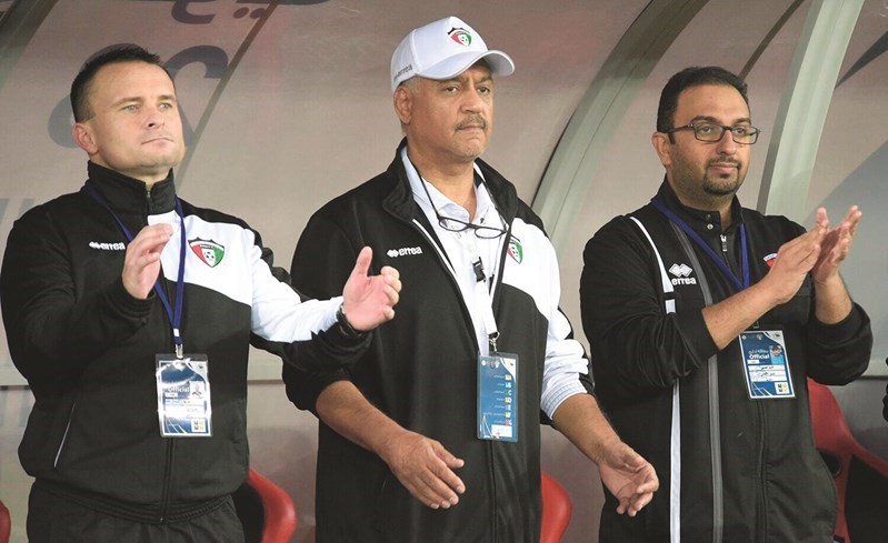 د. عبد المجيد البناي والطاقم الطبي للازرق يتابعون التدريبات والمبارايات﻿