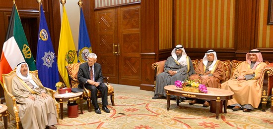 صاحب السمو الأمير الشيخ صباح الأحمد خلال استقباله د.عدنان شهاب الدين والفائزين بجائزة الإنتاج العلمي لعام 2017