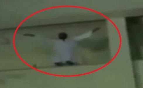 بالفيديو.. مصري حاول الانتحار ثم تراجع وبدأ بالرقص بعد سماع أغنيته المفضلة !
