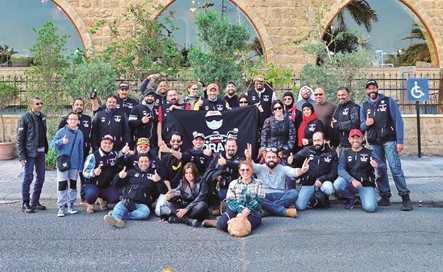 طلال بهبهاني متوسطا الفريق والزميل هاني الظفيري﻿