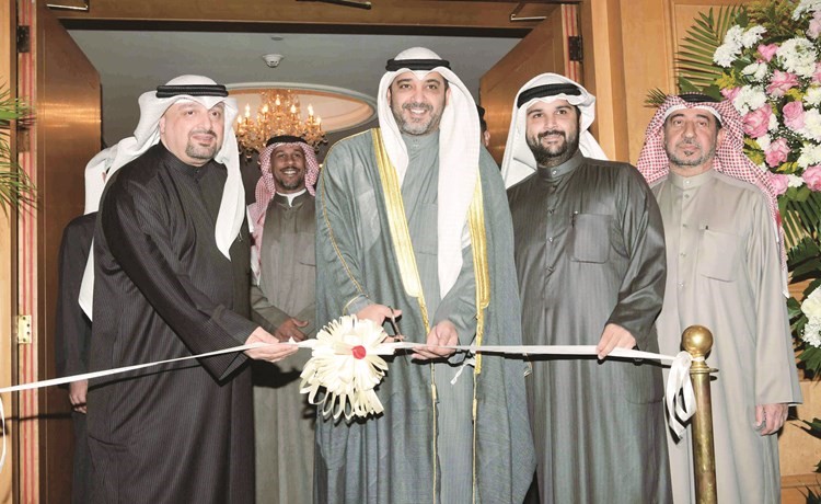 الشيخ محمد العبدالله وجمال النصرالله ومحمد الياسين يفتتحون المعرض﻿