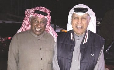 نجم الأزرق سعد الحوطي مع محمد المسعود أول من حمل كأس الخليج في الدورة الأولى في البحرين﻿