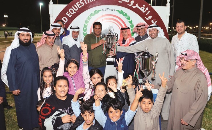 مسعود حيات يسلم الكأس إلى السلمان﻿