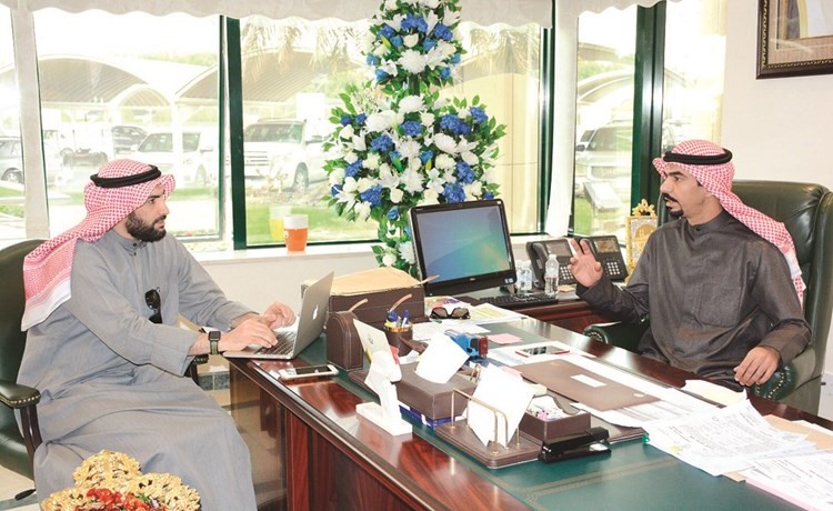 د.علي القطان متحدثا إلى الزميل محمد راتب خلال اللقاء﻿