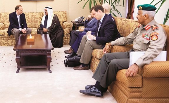 الشيخ ناصر صباح الأحمد مستقبلا أعضاء مجلس النواب بالكونغرس الأميركي بحضور الفريق الركن محمد الخضر﻿