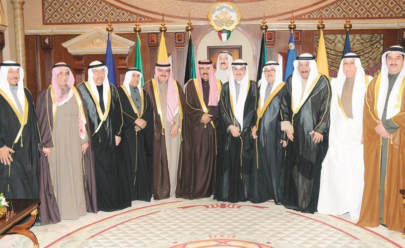 سمو ولي العهد الشيخ نواف الأحمد مستقبلا الفريق أول متقاعد ثابت المهنا ومختاري مناطق العاصمة﻿
