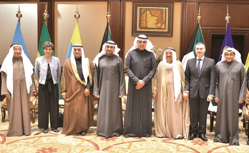 صاحب السمو الأمير الشيخ صباح الأحمد أثناء استقباله مدير عام مؤسسة الكويت للتقدم العلمي د.عدنان شهاب الدين وبسمة النفيسي وأعضاء المؤسسة والفائزين بجائزة الإنتاج العلمي لعام 2017 د.طلال العازمي ود.رائد الروغاني ود.فايز الظفيري ود.مشاري الفريح﻿