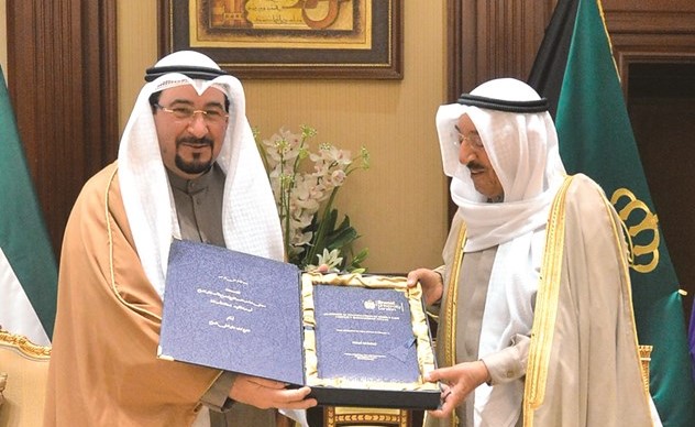 صاحب السمو الأمير الشيخ صباح الأحمد يتسلم رسالة الدكتوراه من الشيخ د.فهد جابر العلي ﻿