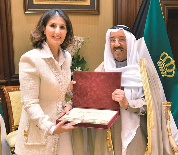 صاحب السمو الأمير يتسلم الكتاب من شيماء الملا ﻿