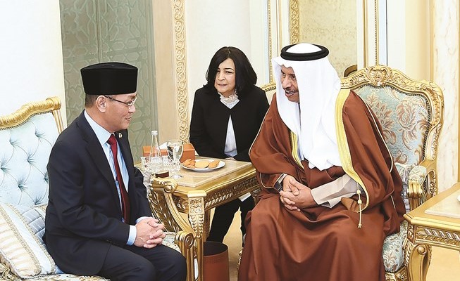 سمو رئيس الوزراء الشيخ جابر المبارك مستقبلا سفير بروناي﻿