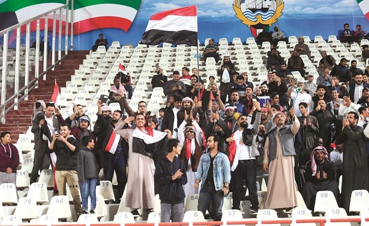 الجمهور اليمني يشجع ﻿