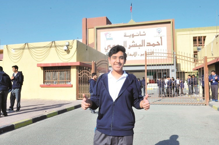 أحد طلبة ثانوية أحمد البشر الرومي فرحا بعد أداء الاختبار -(زين علام)﻿