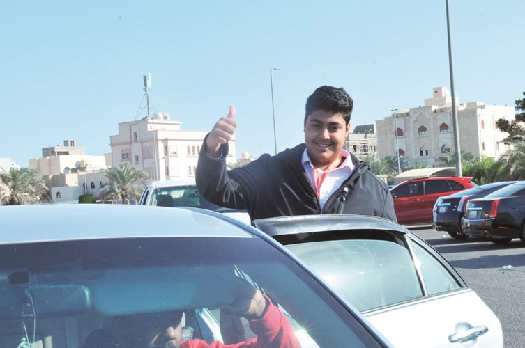 أحد الطلبة سعيدا بمستوى الاختبار ﻿