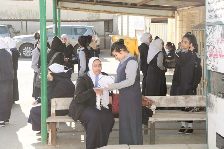 طالبتان بعد نهاية الاختبار ﻿