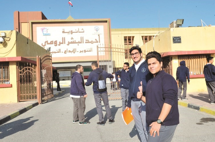 عدد من طلبة ثانوية أحمد البشر الرومي﻿