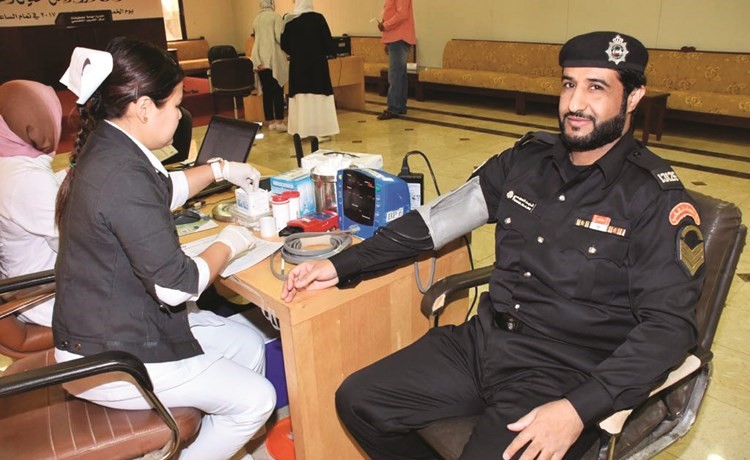 أحد العسكريين يقوم بالتبرع بالدم ﻿