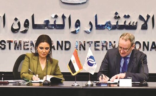 جانب من توقيع الاتفاقية﻿