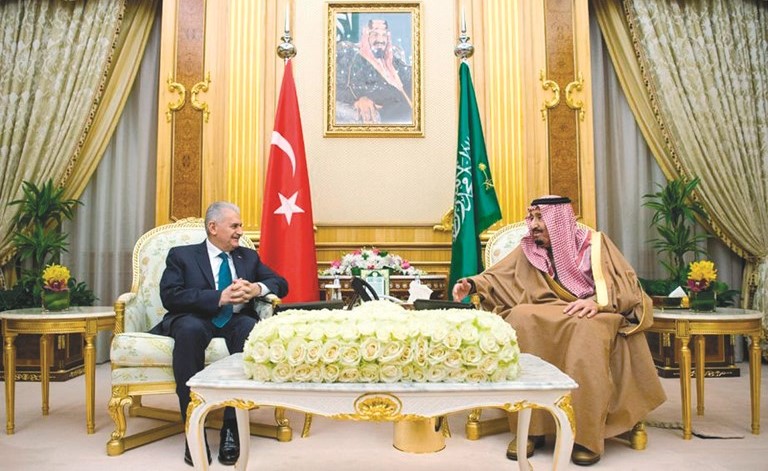 خادم الحرمين الشريفين الملك سلمان بن عبدالعزيز ورئيس الوزراء التركي بن علي يلدريم خلال مباحثاتهما أمس	 (واس) ﻿