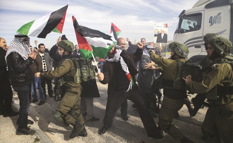 فلسطينيون عزل يقاومون قوات الاحتلال خلال قمعها مسيرة مناصرة للقدس جنوب نابلس امس						(أ.ف.پ)﻿
