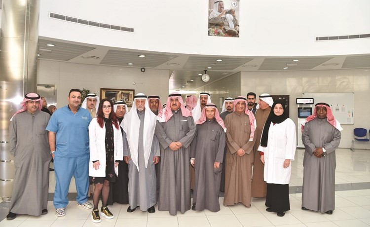 ثابت المهنا وم.عبدالرحمن الغنيم وعبدالعزيز الغنام وعدد من الحضور خلال الجولة في مركز خالد الغنيم الصحي﻿