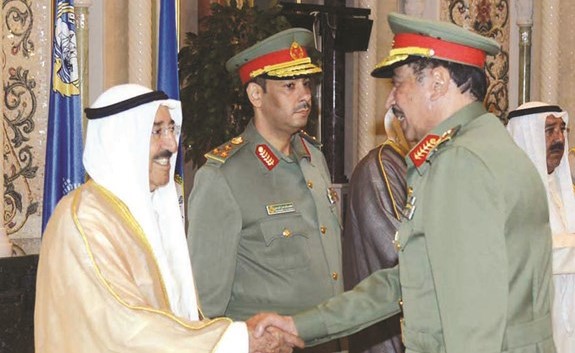 صاحب السمو الأمير الشيخ صباح الأحمد مصافحا ناصر الدعي (رحمه الله) في احدى المناسبات﻿
