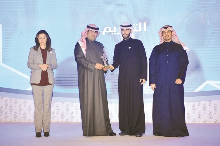 احمد الرويشد يتسلم تكريمه﻿