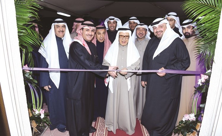 الشيخ خالد العبدالله وفهد المعجل وجمال النصرالله يقصون شريط الافتتاح﻿