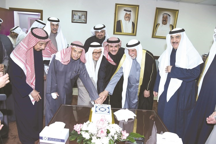الشيخ خالد العبدالله وفهد المعجل وعبدالعزيز الغنام وم.عبدالرحمن المحيلان يقطعون كعكة الاحتفال ﻿