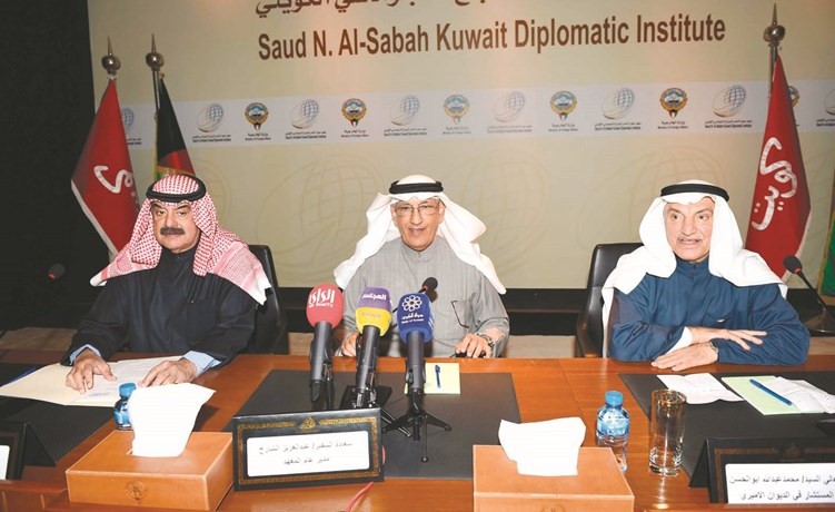 خالد الجارالله والسفير عبدالعزيز الشارخ والمستشار محمد ابو الحسن	(متين غوزال)﻿