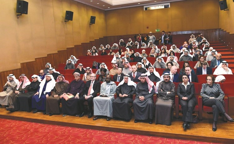 السفيرة ريم الخالد والسفير الاميركي لورانس سيلفرمان وسفير السنغال عبد الاحد امباكي والسفير العماني د.عدنان الأنصاري يتوسطون الحضور﻿