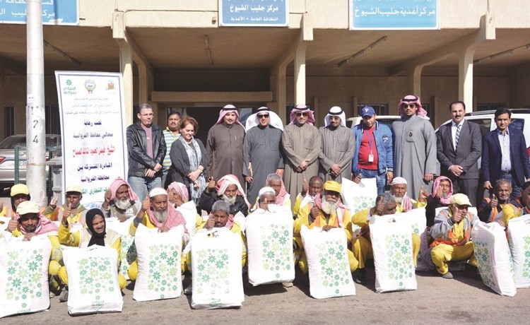 عدد من القائمين على الحملة مع بعض المستفيدين من مبادرة توزيع البطاطين﻿