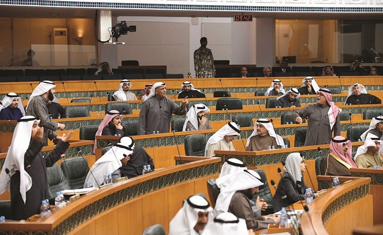 سجال نيابي بين صلاح خورشيد من جهة ود.عادل الدمخي وشعيب المويزري من جهة أخرى خلال جلسة أمس(هاني الشمري)﻿