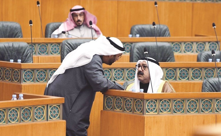 الشيخ ناصر صباح الأحمد يستمع لمحمد الدلال﻿