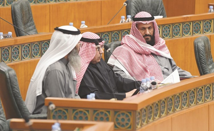 الشيخ خالد الجراح متوسطا محمد هايف ونايف المرداس﻿