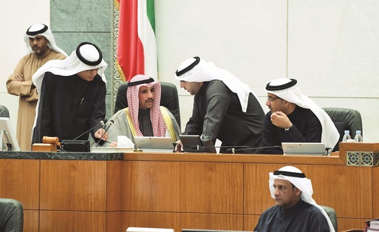 رئيس مجلس الأمة مرزوق الغانم ود. عادل الرويعي ود. عبدالكريم الكندري ومبارك الحريص على المنصة	(هاني الشمري)﻿