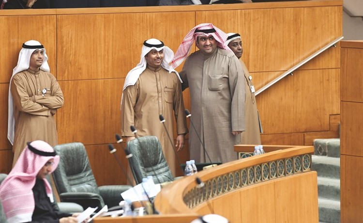 خالد الروضان مع أحد سعاة القاعة﻿