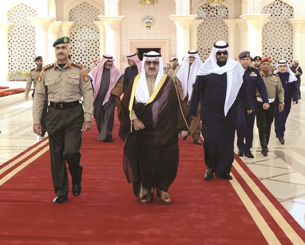 الشيخ ناصر صباح الأحمد لدى مغادرته البلاد وفي وداعه الفريق الركن محمد الخضر﻿