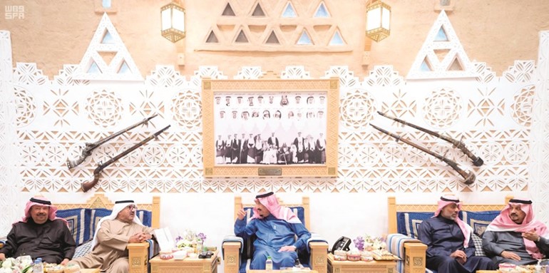 خادم الحرمين الشريفين الملك سلمان بن عبدالعزيز خلال استقباله النائب الأول لرئيس مجلس الوزراء ووزير الدفاع الشيخ ناصر صباح الأحمد ونائب رئيس الأركان الفريق الركن عبدالله النواف﻿